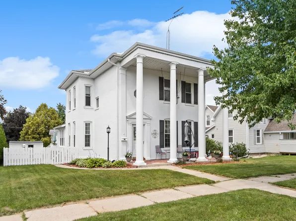 319 W Franklin St, Portage, WI 53901