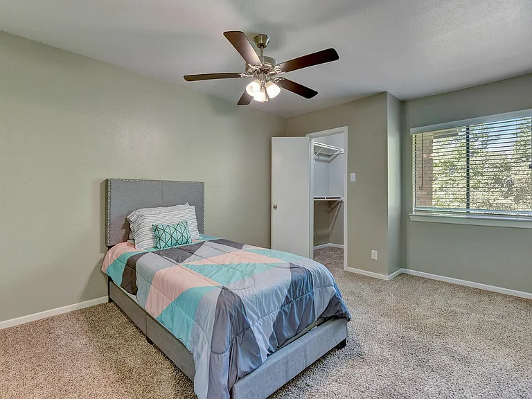 S Twin Creek Dr-019