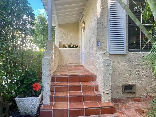 1st floor Entrance from Courtyard