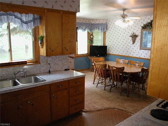 4th image of 1321 Barnes Dr