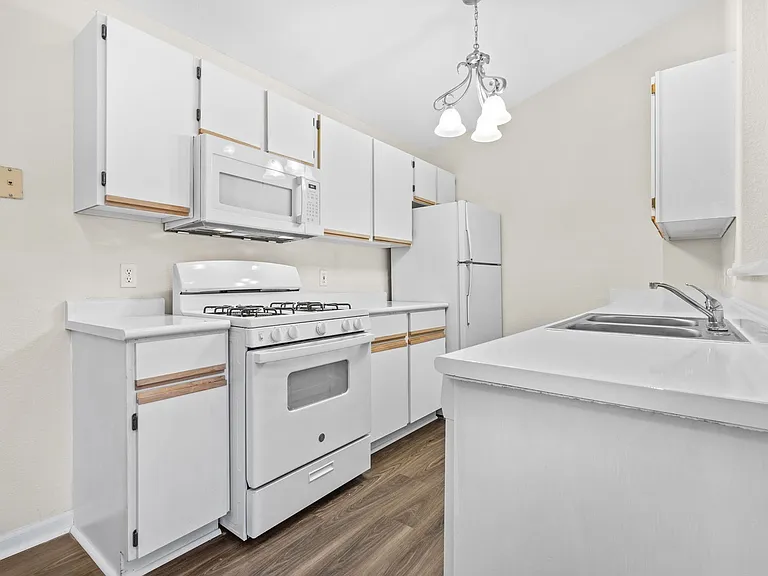 Oasis Apartments — Photo 16