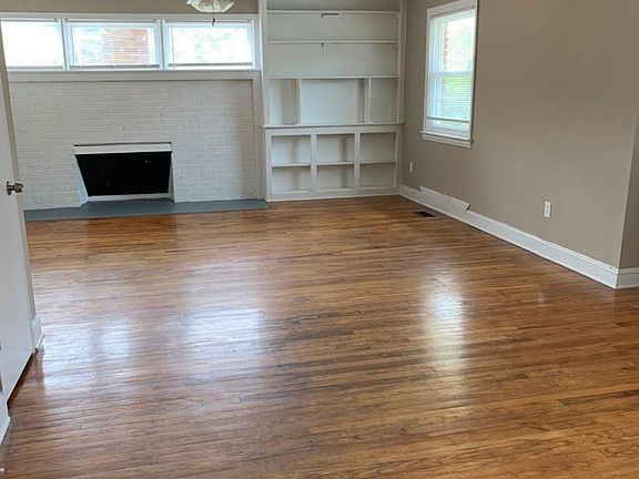 3rd image of 301 Coolbrook Dr