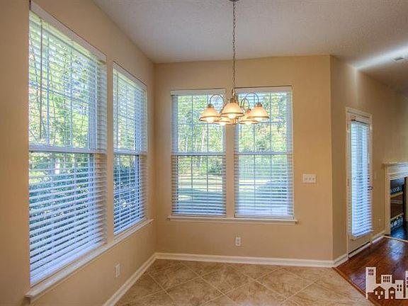 5th image of 590 Windsor Drive SE