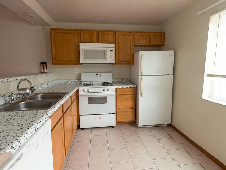 1718 E Broadway — Photo 11