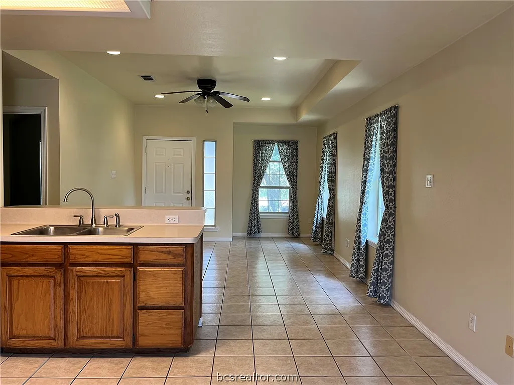3 bed, 1330 sqft, $1,800 — Photo 3