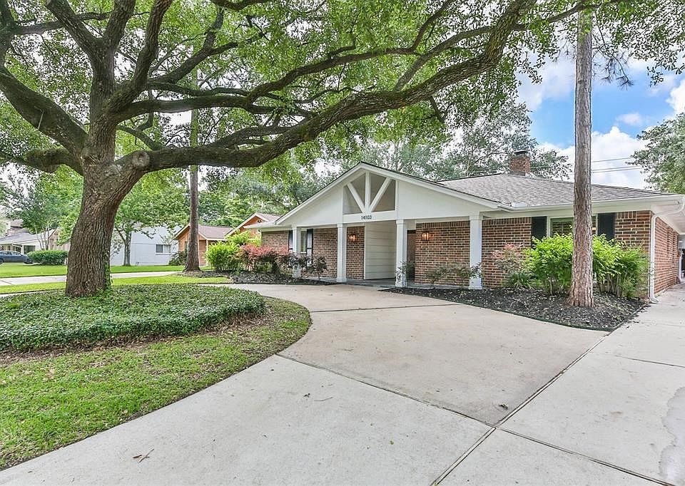 Welcome Home to this stately one-story in Nottingham West.