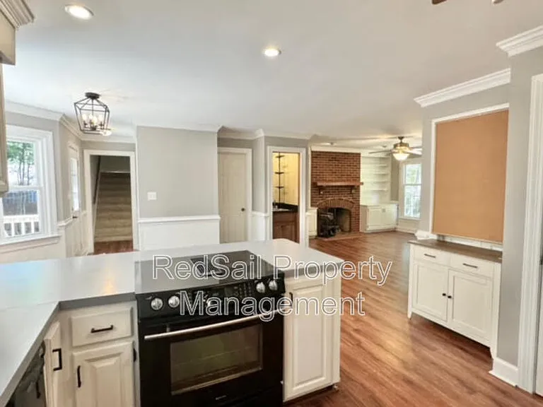 114 Barclay Cres — Photo 8
