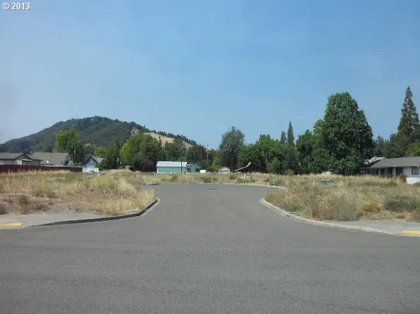 134 S Park Ct, Roseburg, OR 97471