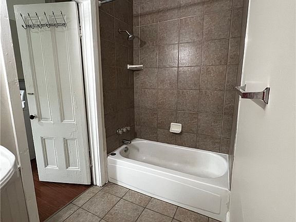 3rd image of 188-190 Charlotte St #188