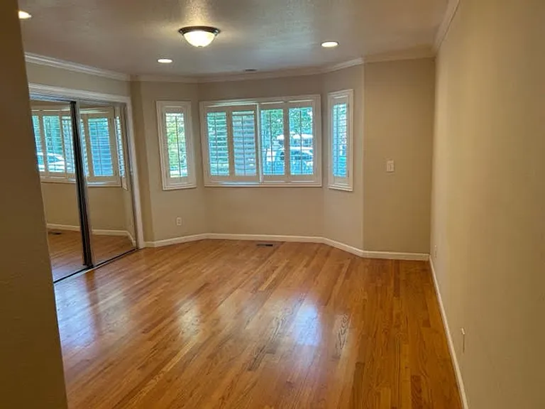 1204 Redcliff Dr — Photo 2