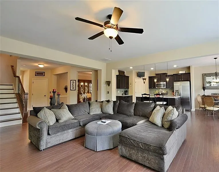 4 bed, 3200 sqft, $3,200 — Photo 4