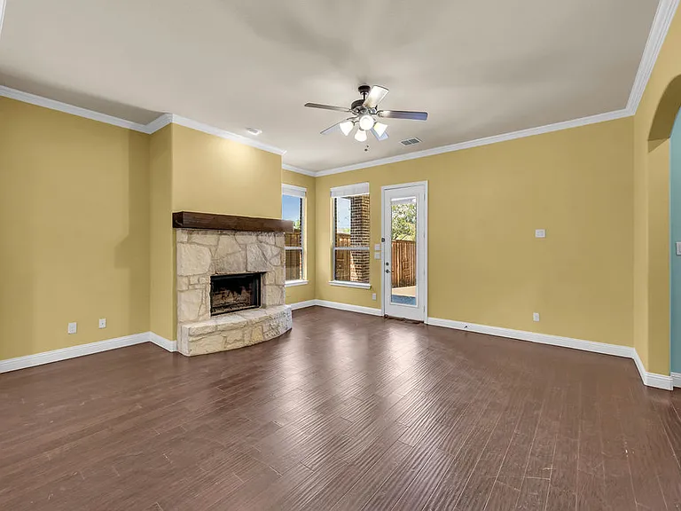 1721 Medina Ln — Photo 6