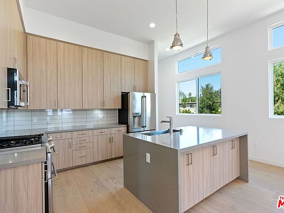 4th image of 1746 N Garfield Pl #303