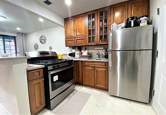 4th image of 146 Van Cortlandt Park S APT 1R