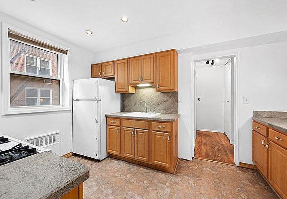 5th image of 36 Hamilton Ave APT 2R