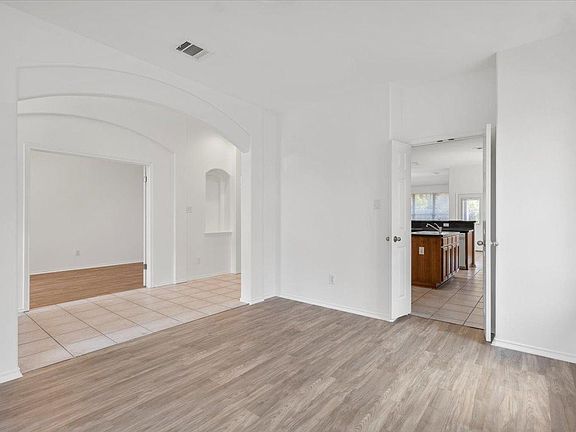 4th image of 20220 Bellerive Dr