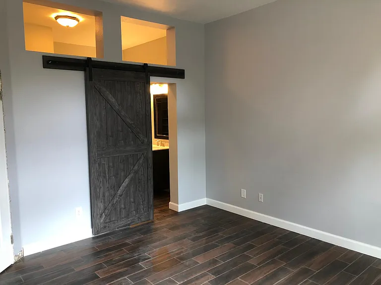 Master Bedroom - Large (pic cutoff)