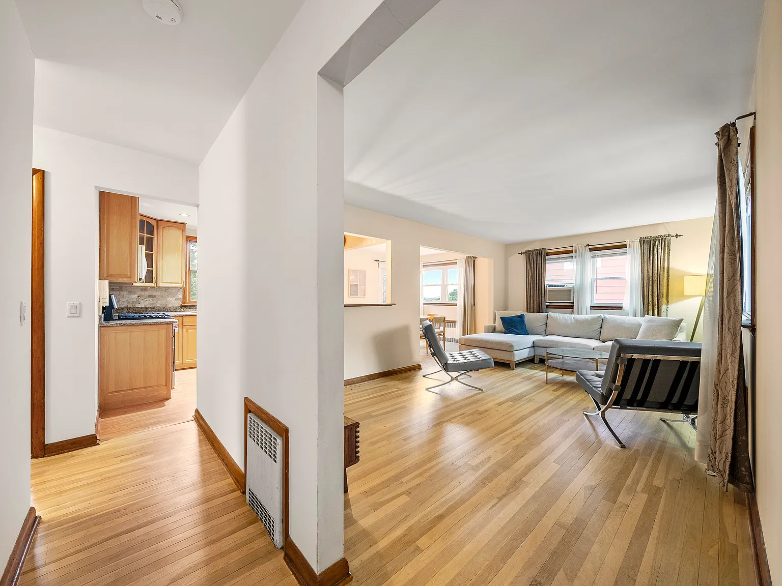 4 bed, 2.5 bath, $4,200 — Photo 2