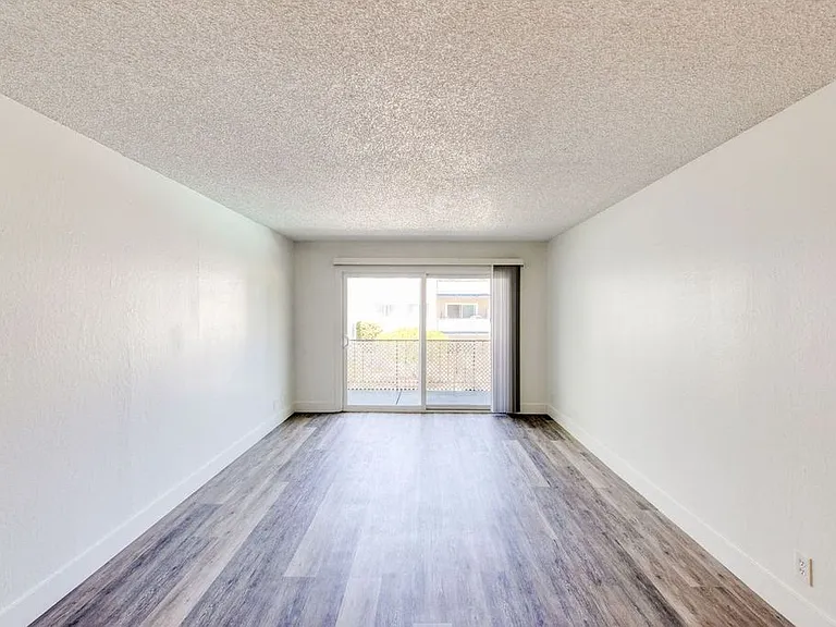 424 Callan Ave — Photo 8