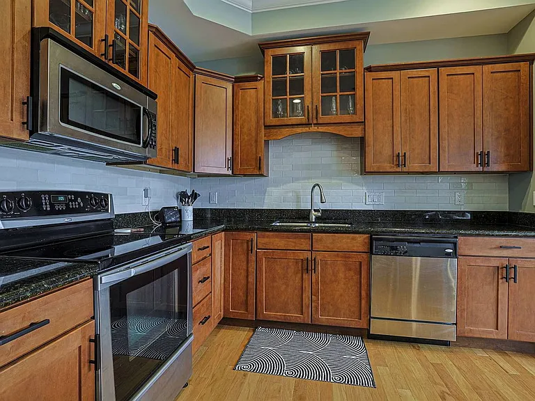 215 Stetson St — Photo 14