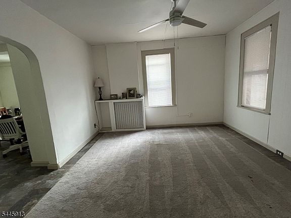 4th image of 218 W 2Nd St