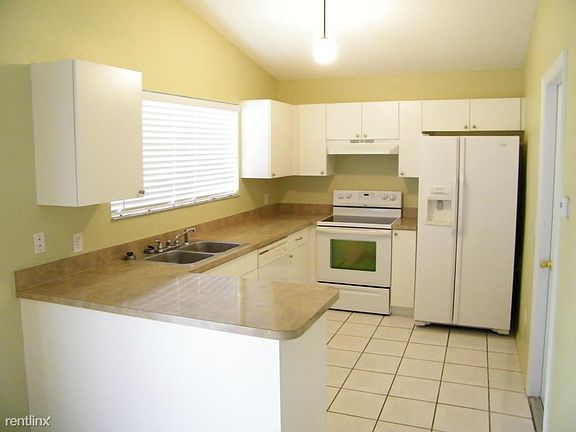 4th image of 631 SW Pueblo Ter