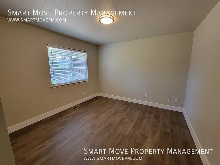 1067 N Crestley Ave — Photo 12