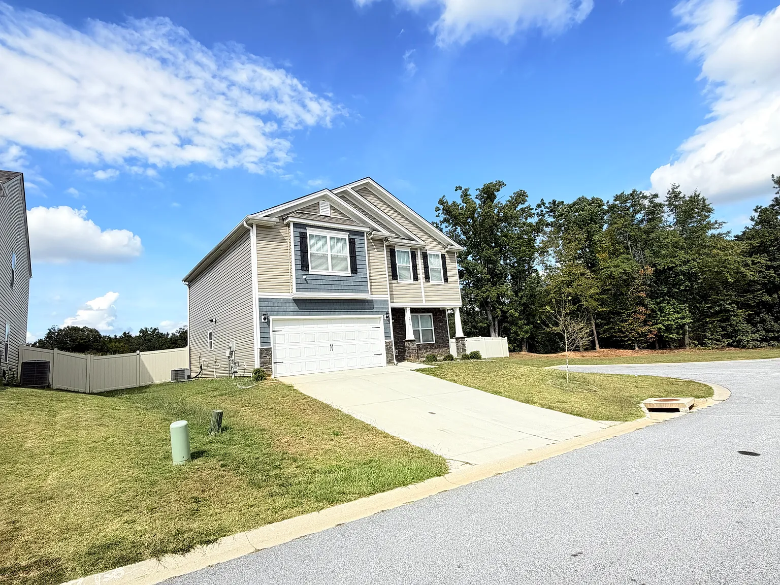 4 bed, 2.5 bath, 2207 sqft, $2,250 — Photo 2