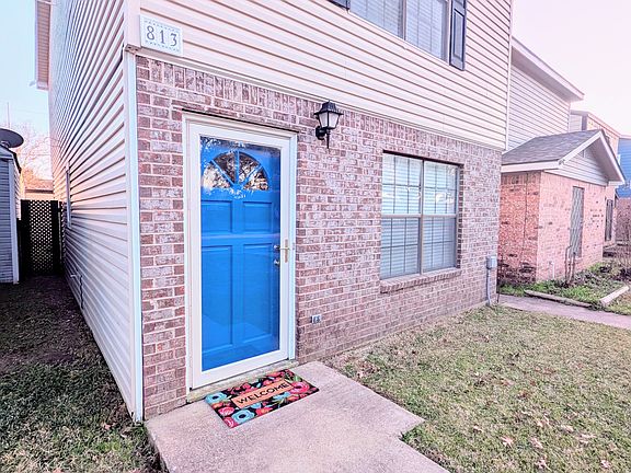 Located on a quiet residential street, this single family residence has gated access to the backyard.