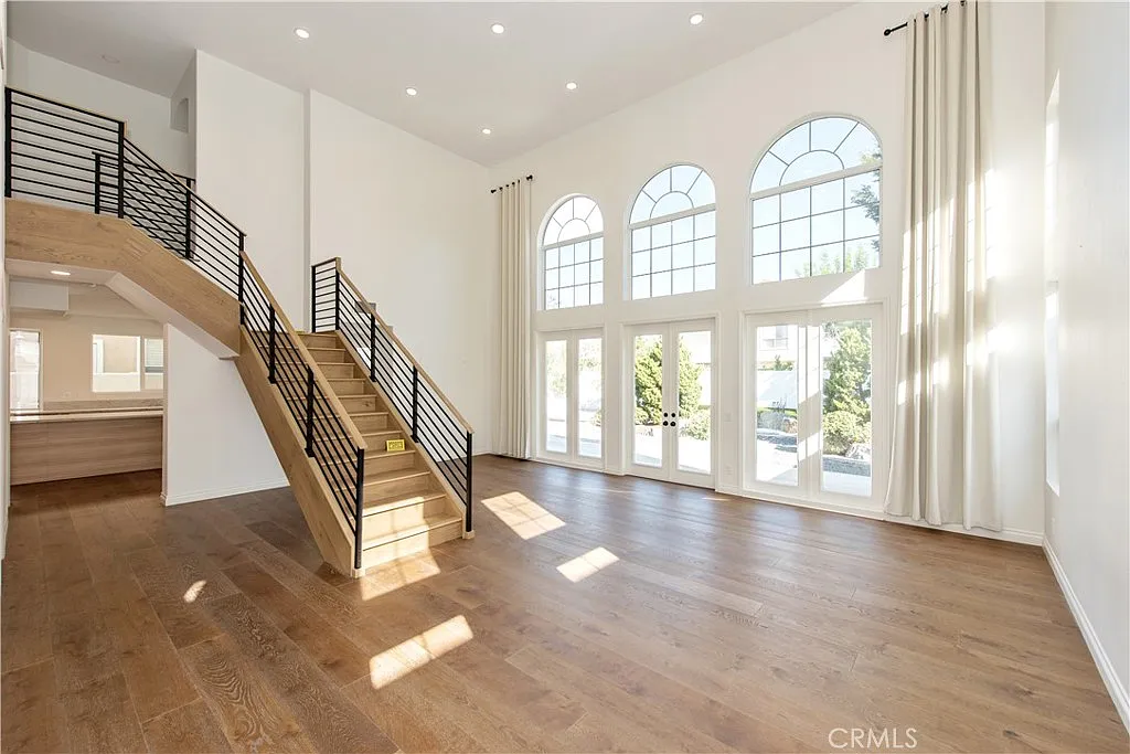 5 bed, 2480 sqft, $7,500 — Photo 4