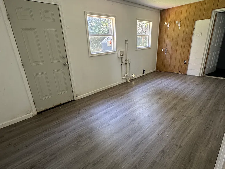 1084 Forbes Ln — Photo 12