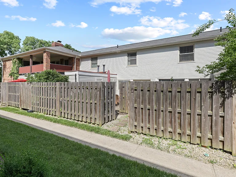 943 Manor Ln — Photo 14