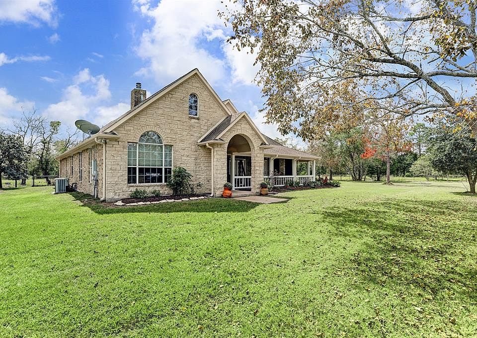 2138 County Road 57 presented by Sara Nguyen