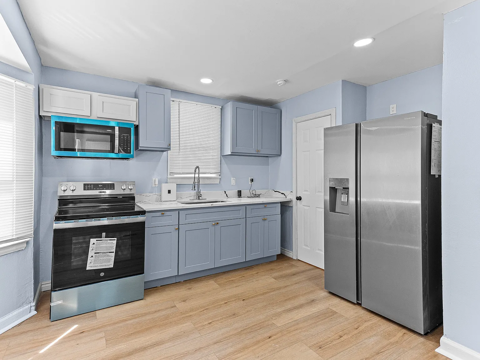 3 bed, 890 sqft, $1,350 — Photo 2
