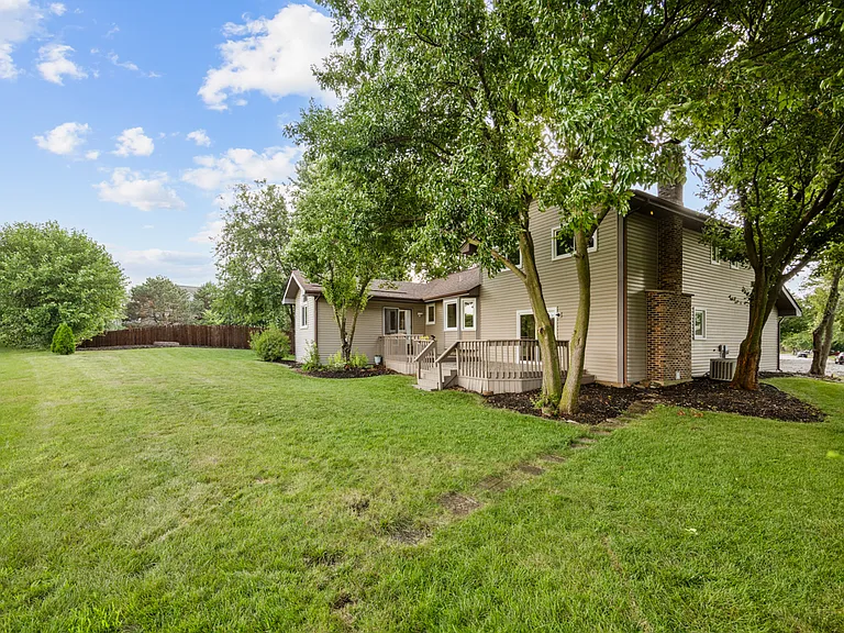615 Chester Ct E — Photo 35