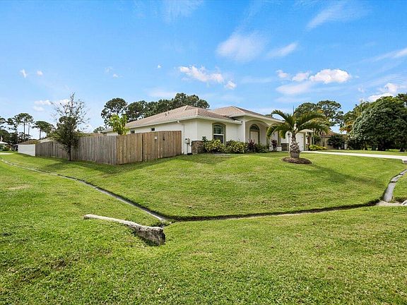 5th image of 1602 SW Glacador Avenue