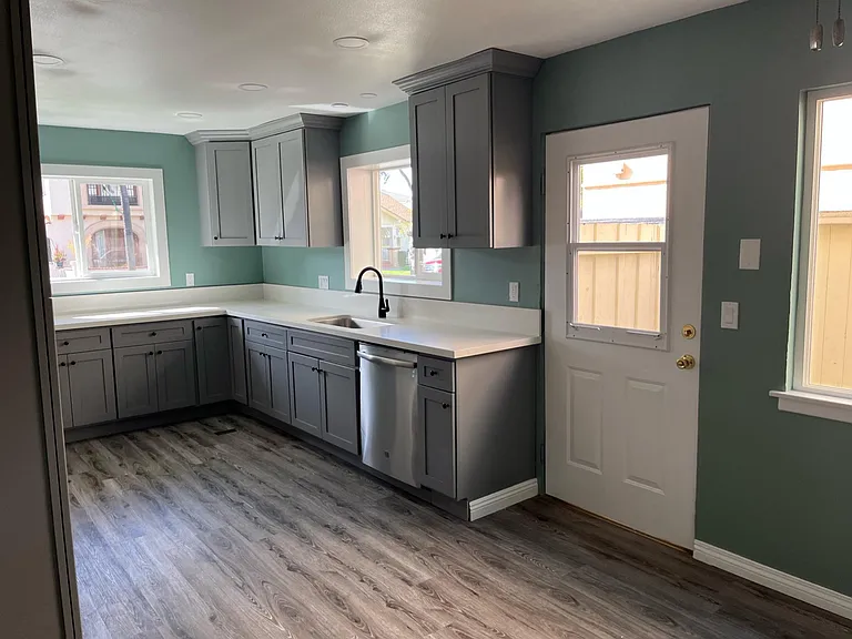 1042 Bennett Ave #1 — Photo 8