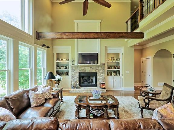 3rd image of 1065 Dogwood Way