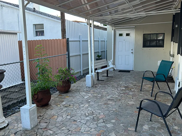 10761 NE 2nd Pl #EFFICIENCY — Photo 4