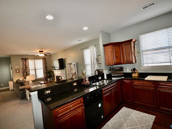 4th image of 423 Promenade Dr SW