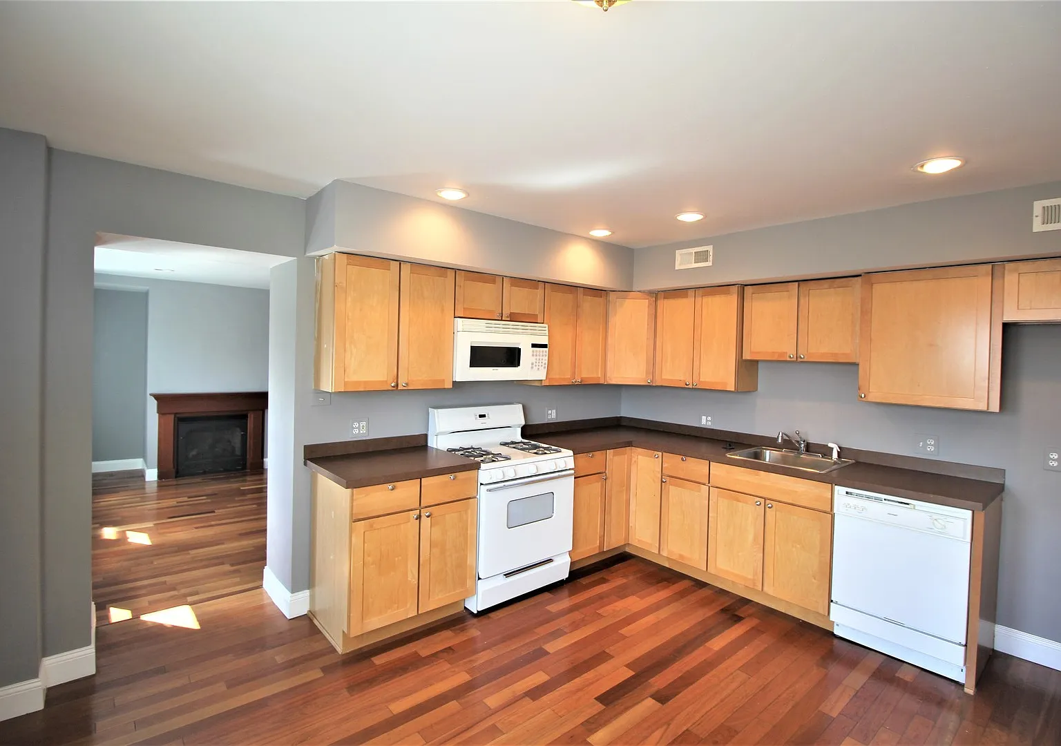 743 S Montford Ave — Photo 2