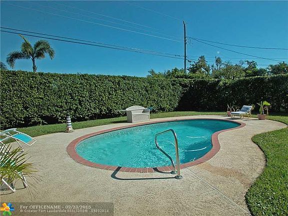 2nd image of 1715 Laurel Ln