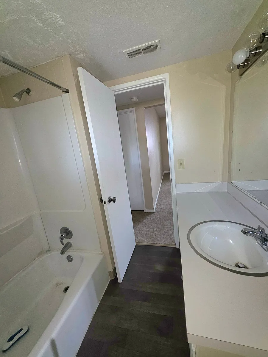 Building Photo - Southroads Apartments