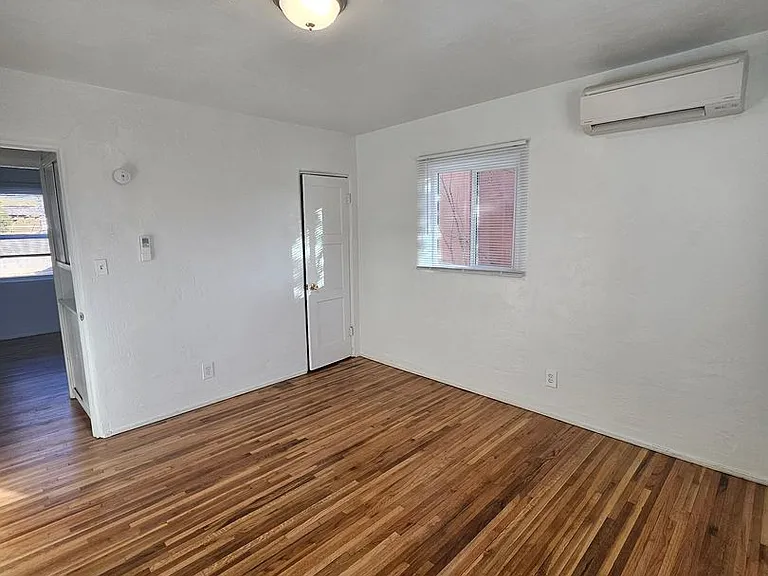 1216 Columbia Dr NE — Photo 3