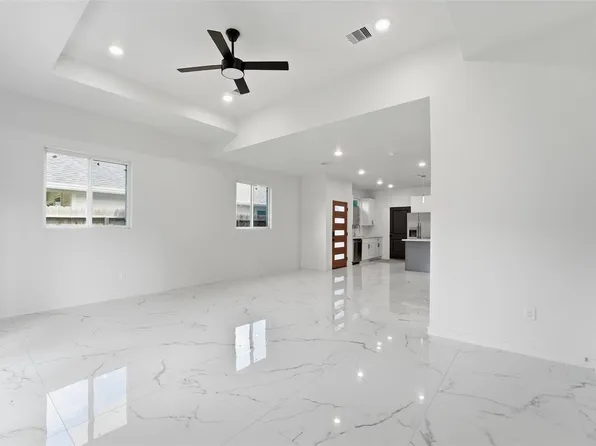 982 Ellington St, Houston, TX 77088