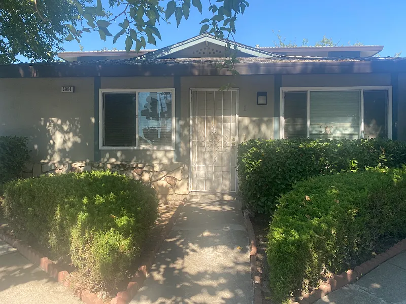 4- RENT coming soon — Photo 1