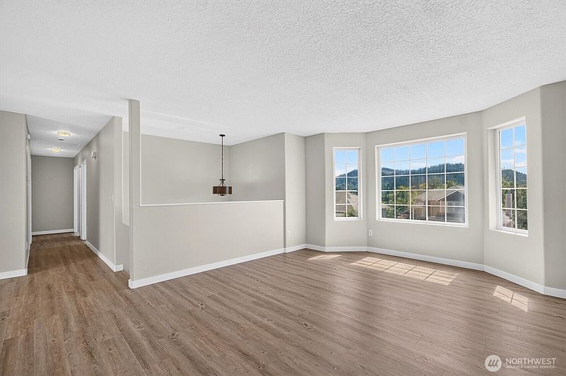 4th image of 2701 Glen More Street