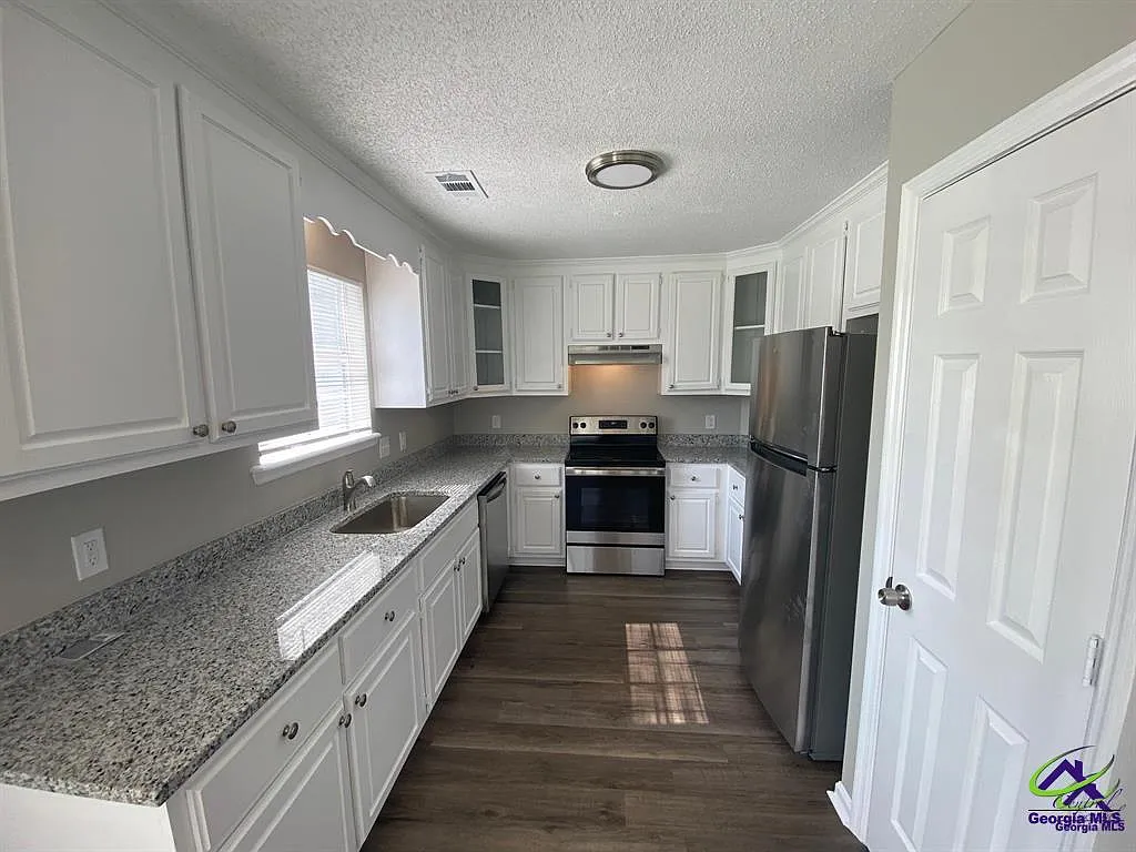 3 bed, 2.0 bath, 1398 sqft, $1,750 — Photo 3