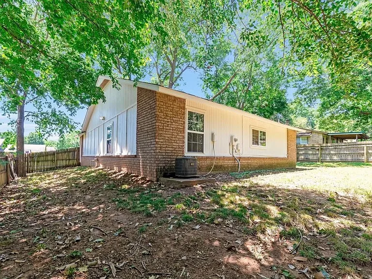 1108 W Fredericksburg St — Photo 32