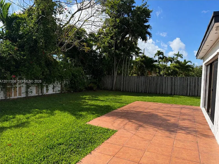 21011 NE 25th Ct — Photo 4